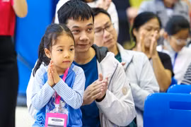 Bé Phạm Bảo Châu và bố tham gia các hoạt động học và trải nghiệm tại TH School. (Ảnh: Minh Sơn/Vietnam+)