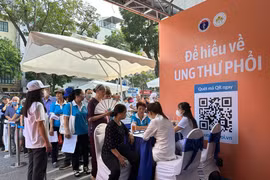 Khám sàng lọc bệnh ung thư phổi cho người dân. (Ảnh: PV/Vietnam+)