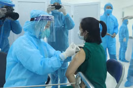 Tiêm vaccine phòng COVID-19 cho nhân viên y tế của Bệnh viện Bệnh Nhiệt đới TƯ cơ sở 2 (Hà Nội), sáng 8/3. (Ảnh: Minh Quyết/TTXVN) 