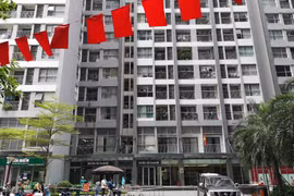 Phong tỏa tạm thời tòa Park 11 - Times City do có ca mắc COVID-19. (Ảnh: Thanh Tùng/TTXVN)