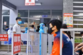 Người dân đến lấy mẫu được bố trí ngồi chờ theo khu vực quy định. (Ảnh: Minh Quyết/ TTXVN)