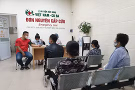 Bác sỹ khám cho bệnh nhân tại đơn nguyên cấp cứu, Bệnh viện Hữu nghị Việt Nam-Cu Ba. (Ảnh: T.G/Vietnam+)