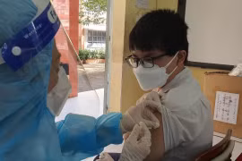 Tiêm vaccine phòng COVID-19 cho trẻ em. (Ảnh: Văn Hướng/TTXVN)