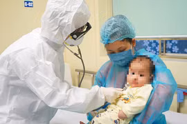 Bác sỹ khám cho bé N.G.L. (Nguồn: Bộ Y tế)