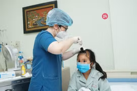 Theo dõi sức khỏe cho bệnh nhi sau phẫu thuật. (Ảnh: PV/Vietnam+)
