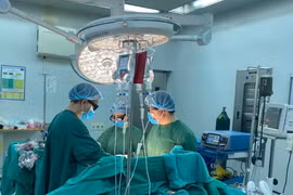 Các bác sĩ thực hiện ca phẫu thuật cho bệnh nhân. (Ảnh: PV/Vietnam+)
