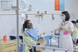 Điều trị cho trẻ mắc bệnh hô hấp tại Hà Nội. (Ảnh: Minh Quyết/TTXVN)