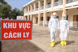 Công tác thu dung, cách ly bệnh nhân nghi ngờ nhiễm COVID-19 được triển khai tại nhiều nơi. (Ảnh: ĐInh Hằng/TTXVN)