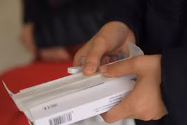 Người dân tự test nhanh để phát hiện mắc COVID-19. (TTXVN/Vietnam+)