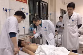 Bệnh nhân đang điều trị tại Bệnh viện Hữu nghị Việt Đức. (Ảnh: PV/Vietnam+)