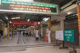 Kiểm tra công tác đảm bảo an toàn tại Bệnh viện Bạch Mai. (Ảnh: PV/Vietnam+)