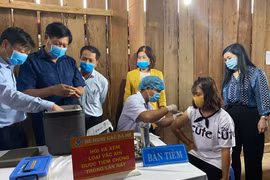 Thứ trưởng Đỗ Xuân Tuyên kiểm tra việc tiêm chủng tại xã Quang Hòa. (Ảnh: PV/Vietnam+)
