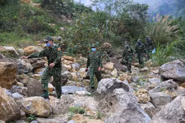 [Mega Story] 'Quân hàm xanh' ngày đêm ngăn 'giặc COVID-19' nơi biên ải