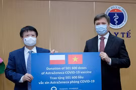 Chính phủ Ba Lan bàn giao cho Bộ Y tế 501.600 liều vaccine phòng COVID-19 AstraZeneca. (Ảnh: PV/Vietnam+)