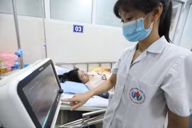 Chăm sóc, điều trị cho bệnh nhân mắc sốt xuất huyết. (Ảnh: PV/Vietnam+)