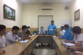 Phó giáo sư Lương Ngọc Khuê làm việc khẩn với Bệnh viện E ngay trong đêm 19/8. (Ảnh: PV/Vietnam+)