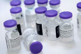 Vaccine ngừa COVID-19 của Pfizer. (Ảnh: AFP/TTXVN)