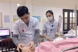 Bệnh nhân bị tai nạn do pháo nổ gây ra. (Ảnh: PV/Vietnam+)