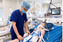 Bé C.T đang được điều trị tại Bệnh viện Nhi Trung ương. (Ảnh: PV/Vietnam+)