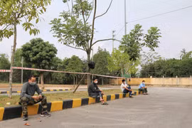 Người dân trong một khu cách ly tại tỉnh Hải Dương. (Ảnh: PV/Vietnam+)