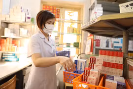 Nhân viên y tế lấy thuốc cấp phát cho bệnh nhân. (Ảnh: MQ/Vietnam+)