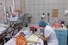 Điều trị cho trẻ mắc bệnh tại một cơ sở y tế. (Ảnh: PV/Vietnam+)