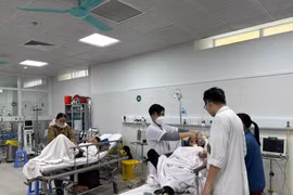 Bác sỹ điều trị cho bệnh nhân tại Bệnh viện Hữu nghị Việt Đức trong dịp Tết. (Ảnh: PV/Vietnam+)