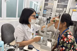 Bác sỹ Bệnh viện Mắt Trung ương khám cho bệnh nhân. (Ảnh: PV/Vietnam+)