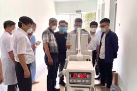 Thứ trưởng Nguyễn Trường Sơn đã tới kiểm tra đột xuất tiến độ hoàn thiện của Trung tâm hồi sức tích cực. (Ảnh: PV/Vietnam+)