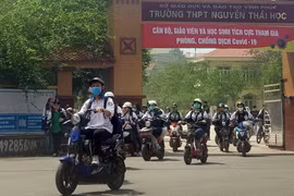 Học sinh Trường THPT Nguyễn Thái Học, thành phố Vĩnh Yên đi học trở lại sau kì nghỉ dài. (Ảnh: Hoàng Hùng/TTXVN)