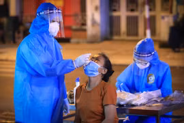 Hà Nội xuyên đêm lấy mẫu xét nghiệm COVID-19 cho người dân. (Ảnh: Thành Đạt/TTXVN)
