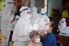 Lấy mẫu xét nghiệm COVID-19 cho người dân. (Ảnh: PV/Vietnam+)