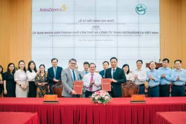 Lãnh đạo AstraZeneca Việt Nam và thành phố Cần Thơ đã ký Bản ghi nhớ hợp tác trong lĩnh vực y tế. (Ảnh: PV/Vietnam+)