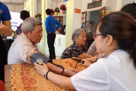 Khám bệnh cho người cao tuổi tại tỉnh Hà Tĩnh. (Ảnh: T.G/Vietnam+)