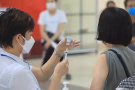 Hà Nội tiêm vaccine phòng COVID-19 cho người dân. (Ảnh: Tuấn Anh/TTXVN)