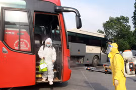 Chuyên gia, lao động nước ngoài đến tỉnh Bắc Giang đều được phun khử khuẩn trước khi vào khách sạn. (Ảnh: Đồng Thúy/TTXVN)