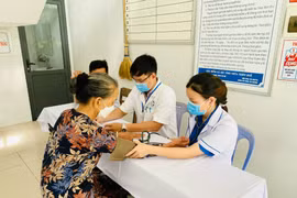 Các bác sỹ khám bệnh cho người dân trong các chương trình tri ân dịp tháng Bảy. (Ảnh: PV/Vietnam+)