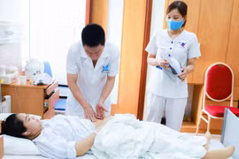 Bác sỹ khám, chăm sóc sức khỏe cho thai phụ. (Ảnh: PV/Vietnam+)