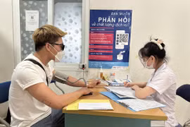 Nhân viên y tế khám, kiểm tra sức khỏe cho trường hợp điều trị bệnh HIV. (Ảnh: PV/Vietnam+)