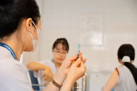 Nhân viên y tế làm công tác tiêm chủng. (Ảnh: Minh Quyết/TTXVN)