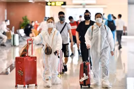 Hành khách đi tàu bay cần phải thực hiện nghiêm các quy định về phòng chống dịch COVID-19 trước, trong và sau chuyến đi. (Ảnh: CTV/Vietnam+)