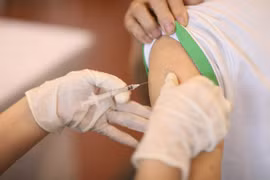 Nhân viên y tế tiêm vaccine phòng COVID-19 cho người dân. (Ảnh: Minh Quyết/TTXVN)