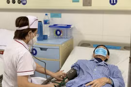 Bác sỹ tại Bệnh viện Phổi Trung ương khám cho một bệnh nhân. (Ảnh: PV/Vietnam+)