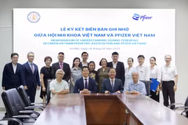 Ký kết biên bản hợp tác giữa hai bên. (Ảnh: PV/Vietnam+)