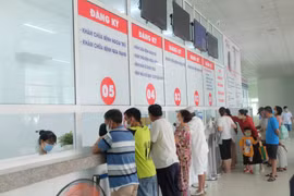 Người dân làm thủ tục khám chữa bệnh bảo hiểm y tế. (Ảnh: Văn Dũng/TTXVN)