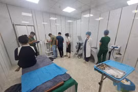 Đội Cảnh sát kinh tế - môi trường, Công An quận Thanh Khê kiểm tra cơ sở kinh doanh dịch vụ thẩm mỹ. (Ảnh: TTXVN phát)