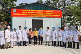 Bệnh nhân nhiễm COVID trong ngày xuất viện. (Ảnh: PV/Vietnam+)