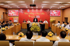 Đoàn công tác của Bộ Y tế thăm và làm việc tại Bệnh viện Đa khoa Xanh Pôn. (Ảnh: PV/Vietnam+)