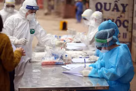 Nhân viên y tế làm công tác lấy mẫu xét nghiệm COVID-19. (Ảnh: TTXVN/Vietnam+)