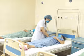 Điều trị cho bệnh nhân mắc ung thư tại Bệnh viện K. (Ảnh: PV/Vietnam+)